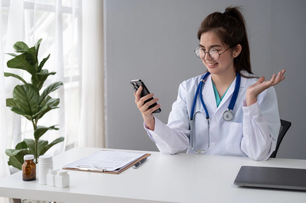 une femme médecin utilisant son smartphone