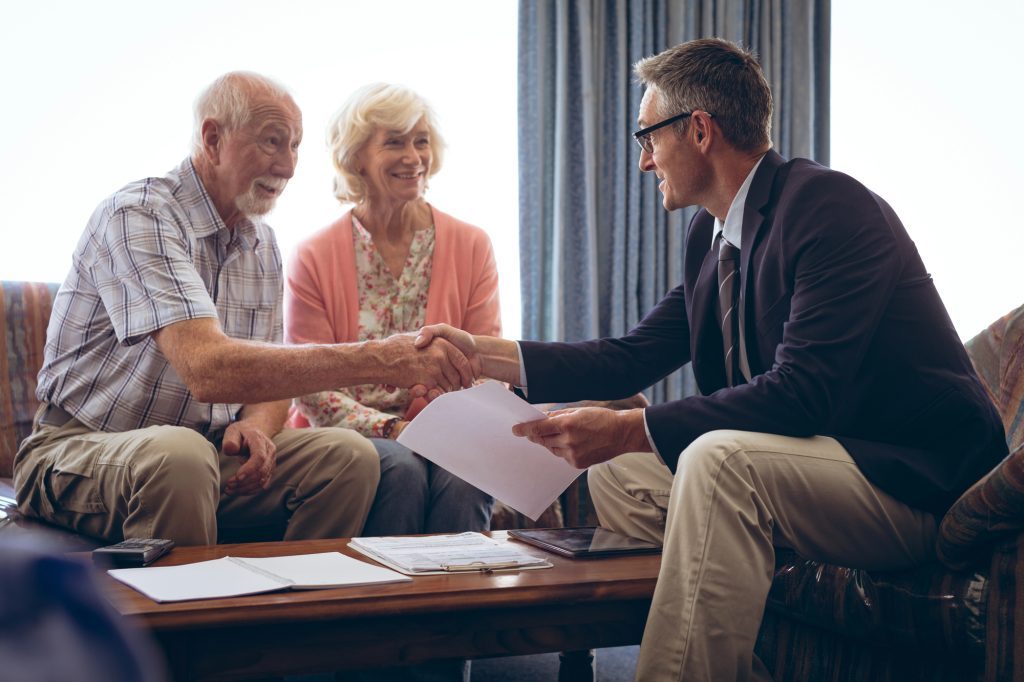 un couple de retraité qui signe les contrats de mutuelle avec l'ancienne entreprise