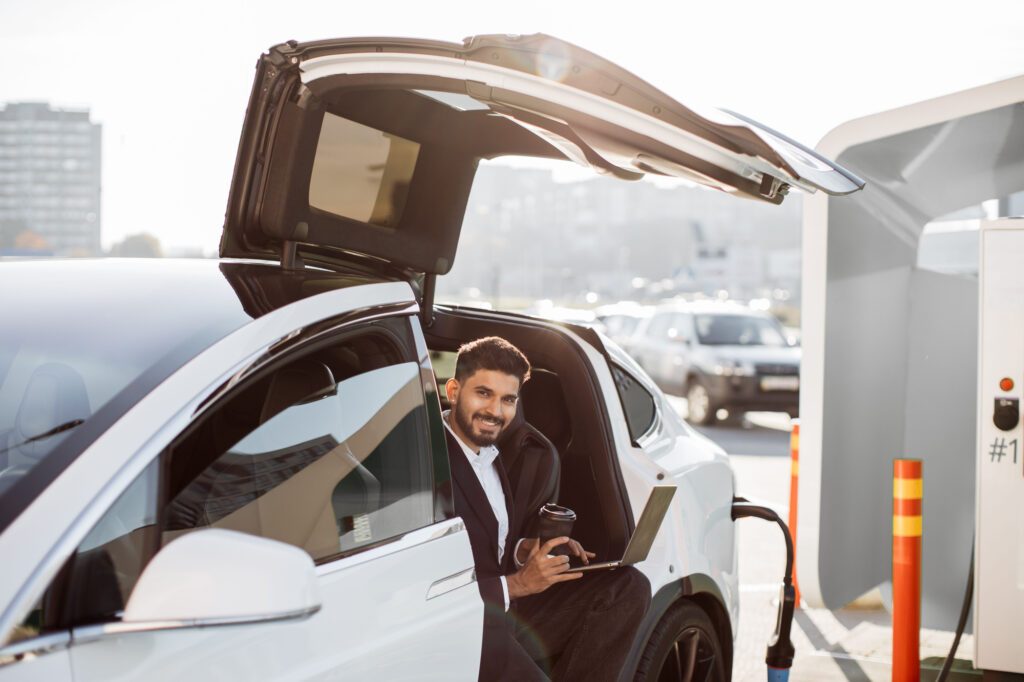 un homme heureux dans sa tesla model Y