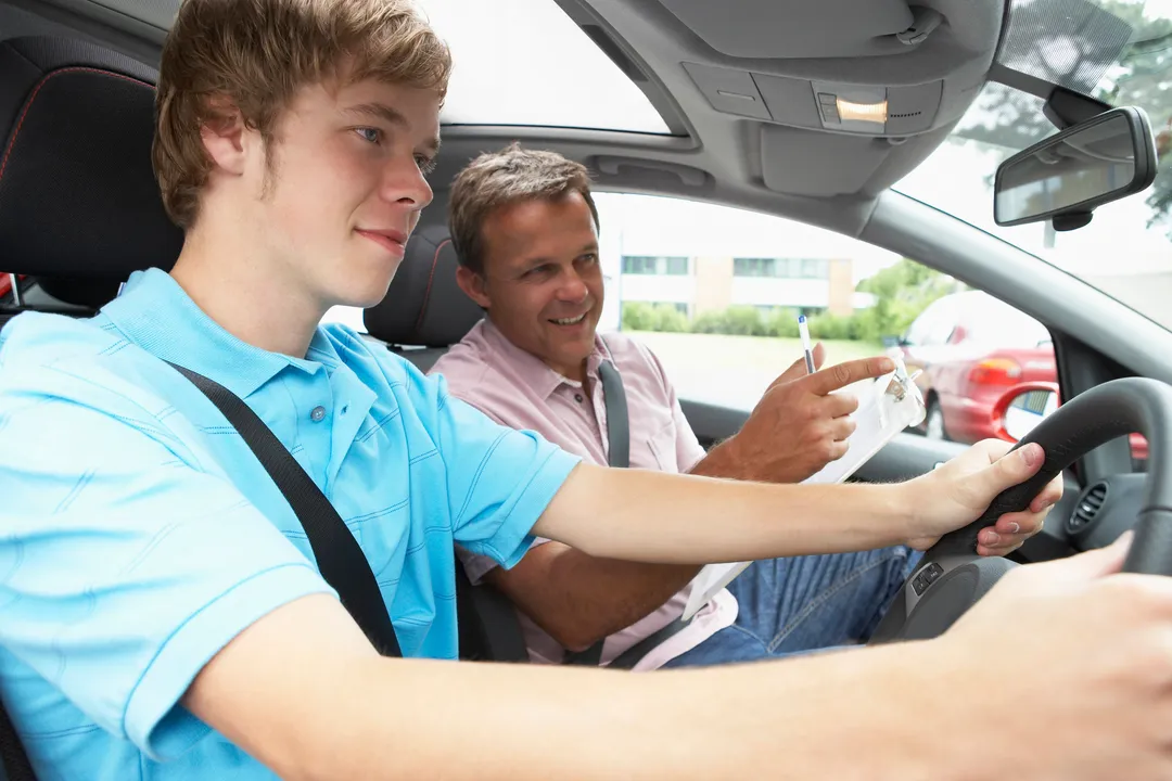 Code de la route dès 14 ans : ce qui pourrait changer pour les jeunes conducteurs