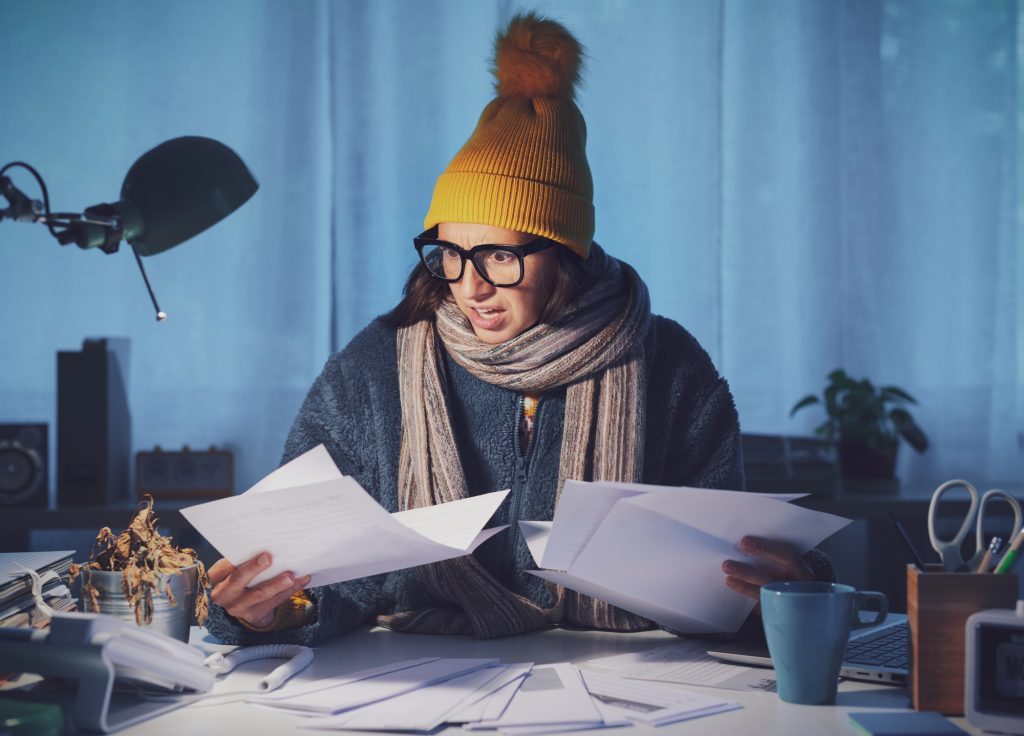 une femme regardant sa facture d'électricité