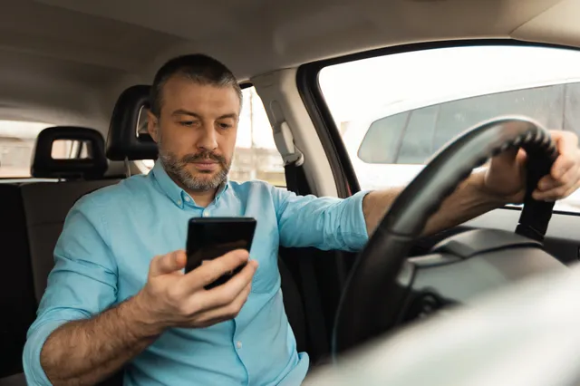Téléphone au volant : une suspension du permis peut-elle faire augmenter votre assurance auto ?