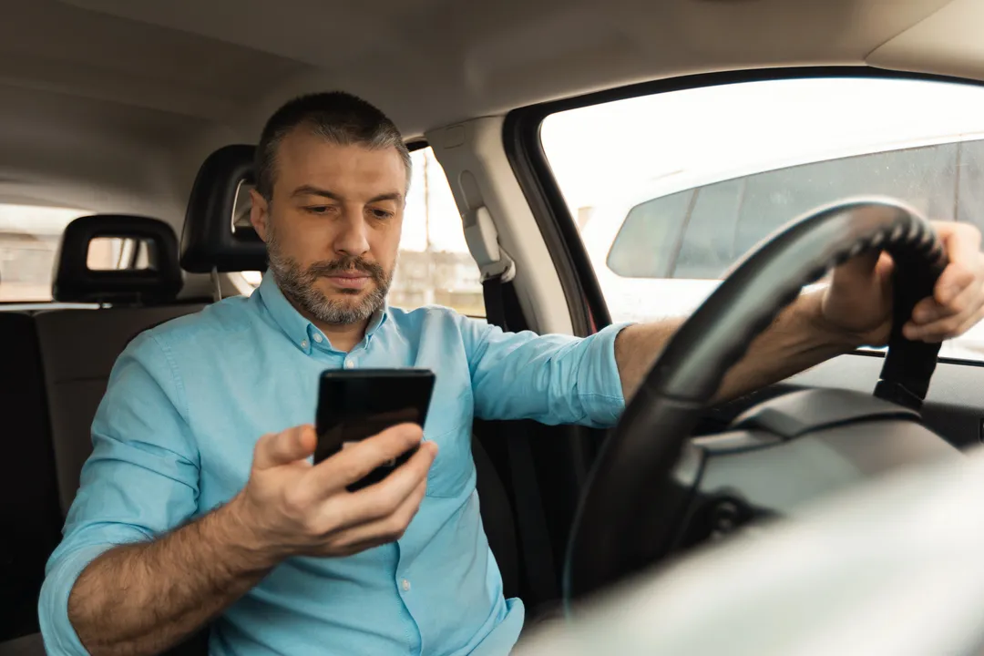Téléphone au volant : une suspension du permis peut-elle faire augmenter votre assurance auto ?